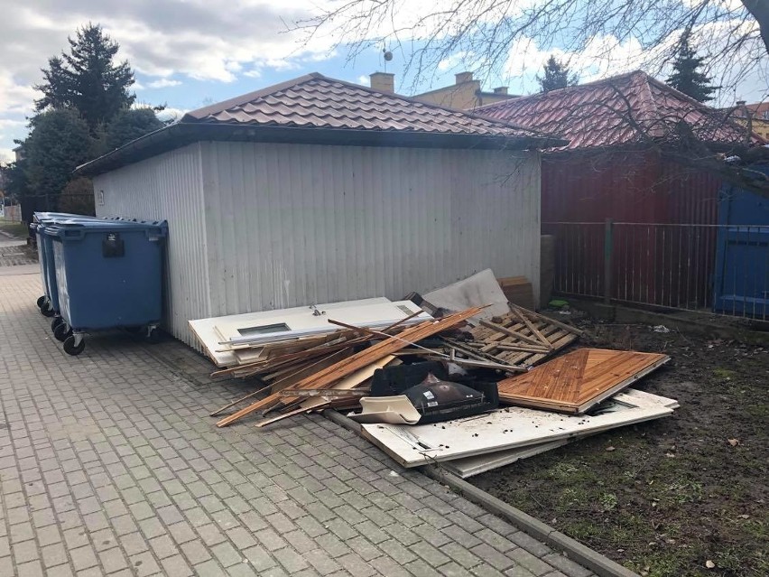 Śmieciarze w Rzeszowie. Pozbywają się z domu gratów i pod osłoną nocy robią śmietnik na osiedlu. Niestety, w zasadzie są bezkarni 