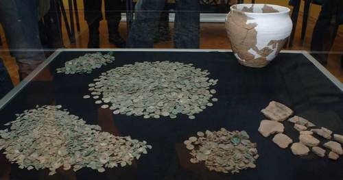 Skarb odkopany w ogródku- 6 tysięcy monet z XI wieku trafiło do koszalińskiego muzeum.
