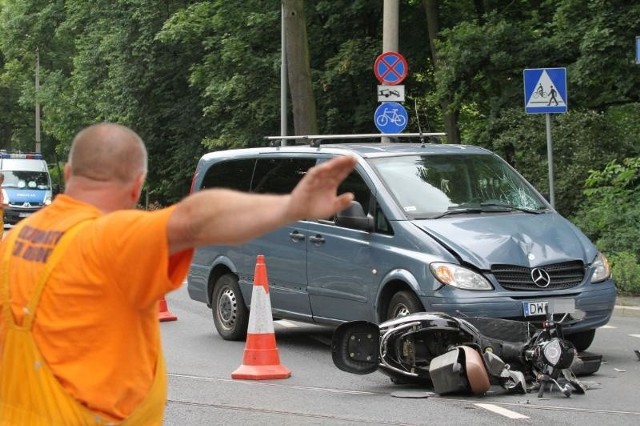 Wypadek na Mickiewicza. Mercedes wjechał w motocykl, 29.06.2015