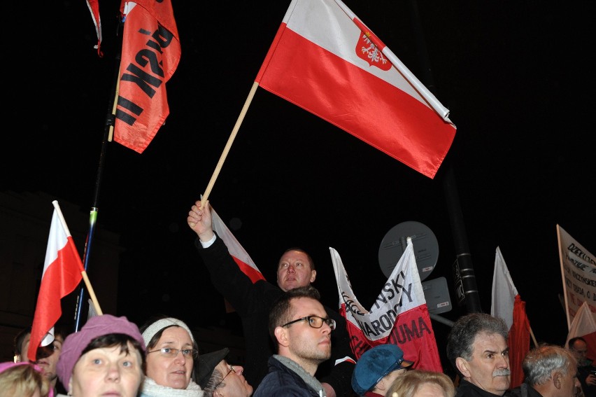 6. rocznica katastrofy smoleńskiej: Marsz pamięci na zakończenie uroczystości w Warszawie [ZDJĘCIA]