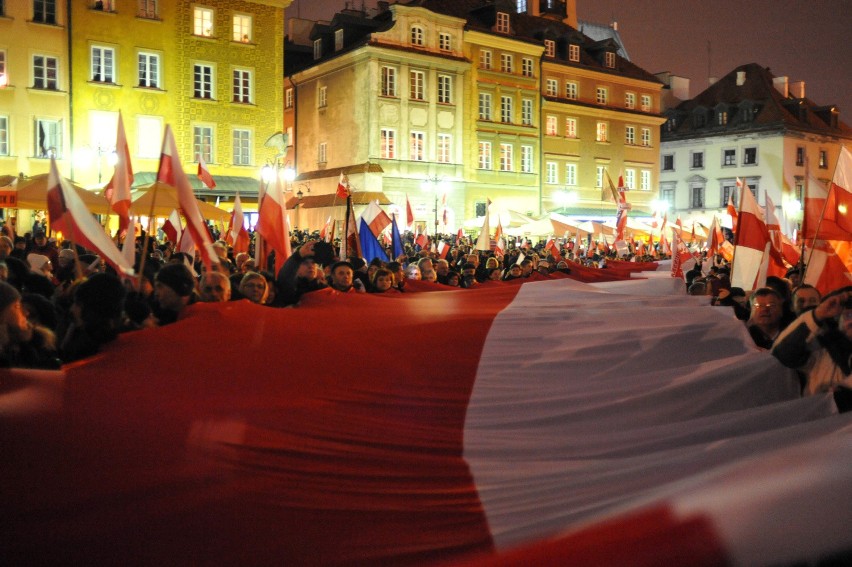 6. rocznica katastrofy smoleńskiej: Marsz pamięci na zakończenie uroczystości w Warszawie [ZDJĘCIA]