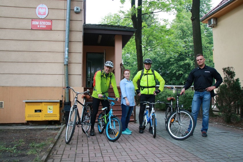 Każdego dnia cykliści pokonywali od 100 do 125 km, pedałując...