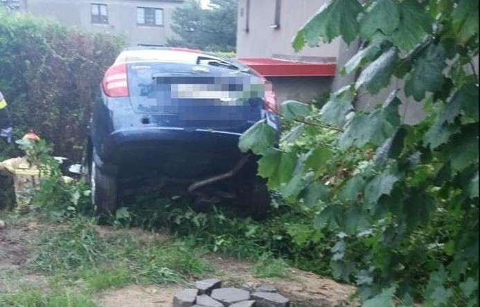 W Rybniku na Boguszowickiej auto spadło ze skarpy i uderzyło...