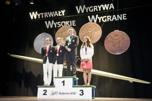 Robert Sycz (na 1 miejscu podium) w 1998 r.  w parze z Tomaszem Kucharskim zdobył mistrzostwo świata w dwójkach podwójnych wagi lekkiej w wioślarstwie na zawodach rozegranych w Kolonii w Niemczech. Zdjęcie pochodzi z zakończenia kariery wybitnego  bydgoskiego sportowca.