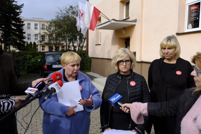 Konferencja nauczycieli przed siedzibą toruńskiego ZNP