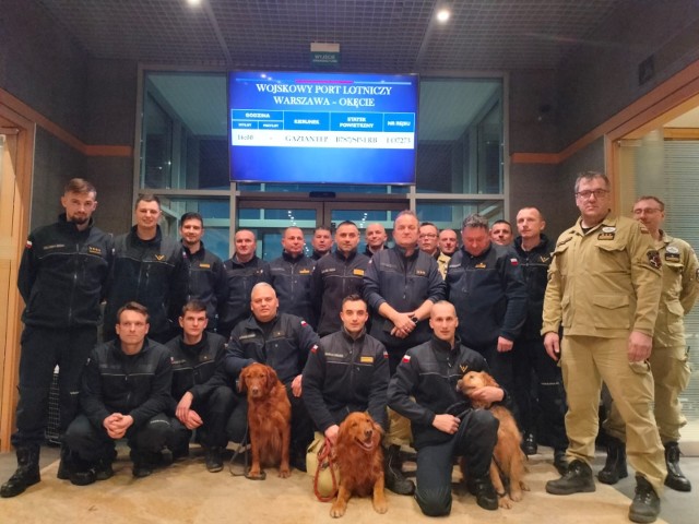 W Turcji jest 16 strażaków z KM PSP w Nowym Sączu wraz z trzema psami ratowniczymi oraz pięciu strażaków ze Szkoły Aspirantów PSP w Krakowie
