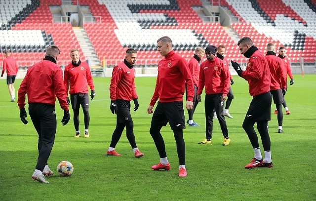 Piłkarze ćwiczyli w piątek na stadionie przy al. Piłsudskiego