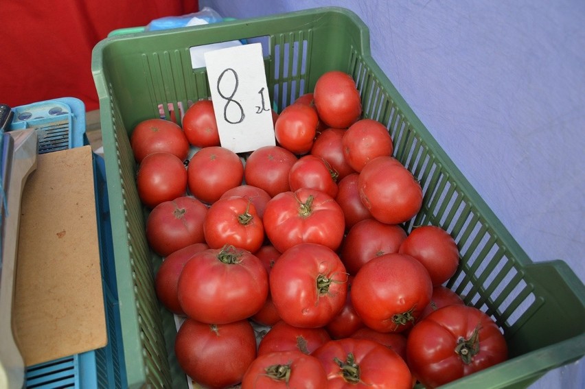 Spory ruch na piątkowym targu w Stalowej Woli. Na straganach wciąż królują śliwki i pomidory. Jakie ceny warzyw i owoców? Zobacz zdjęcia