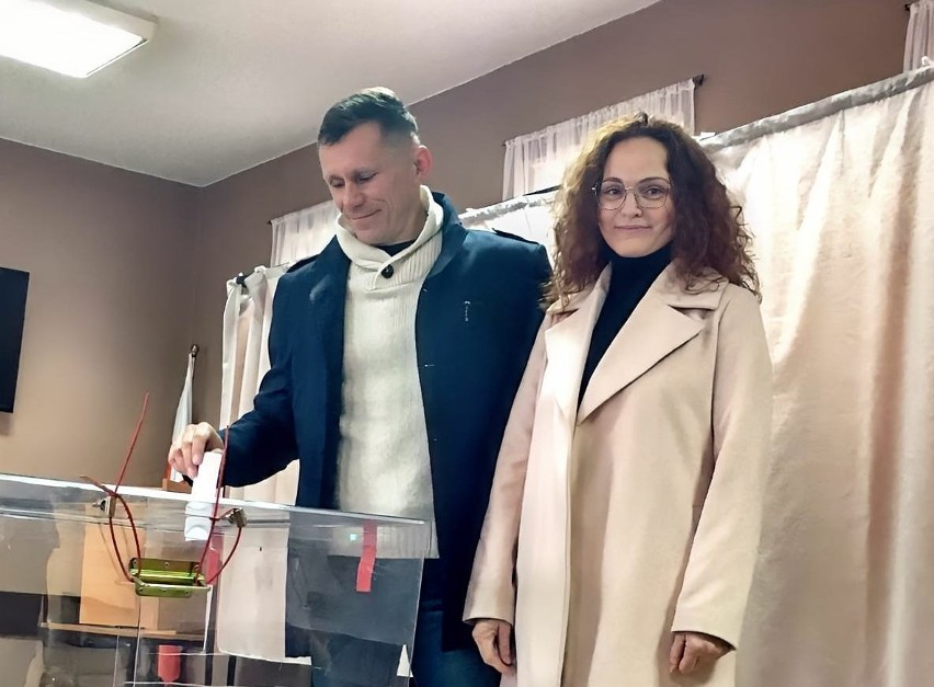 Marta Kaczor z mężem podczas głosowania. Więcej na kolejnych...