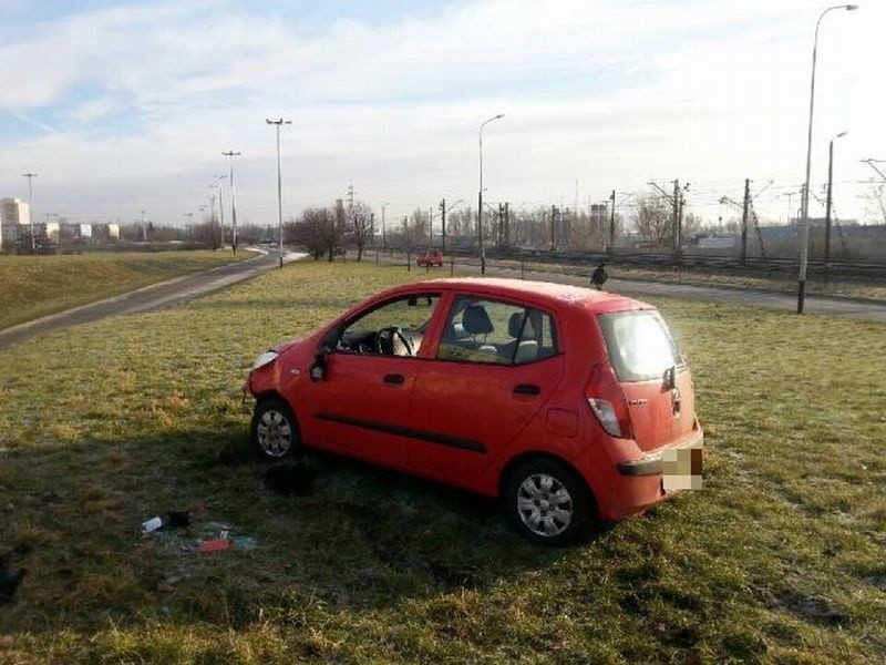 Wypadek na ul. Maratońskiej. Samochód na boku, ranna kobieta! [zdjęcia]