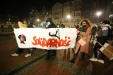 Strajk Kobiet w Bytomiu. Protestujący spacerowali ulicami z transparentem "Solidarność"