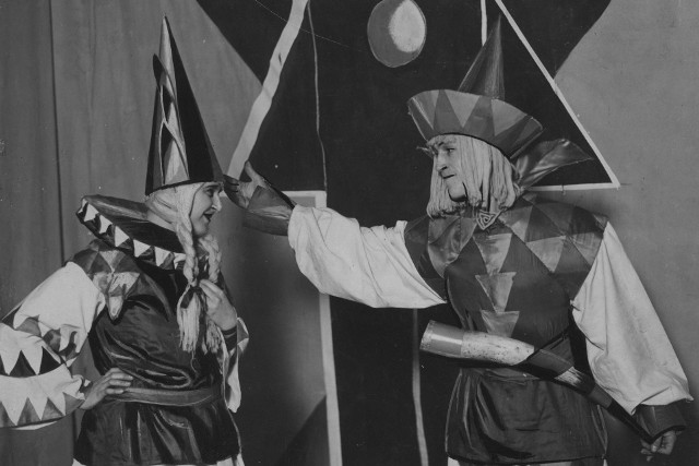 Karnawałowe przebrania stanowiły kiedyś normę. Zdjęcie wykonane podczas zabawy karnawałowej w Państwowej Szkole Sztuk Zdobniczych i Przemysłu Artystycznego przy ul. Mickiewicza 5 w Krakowie.1928 rok