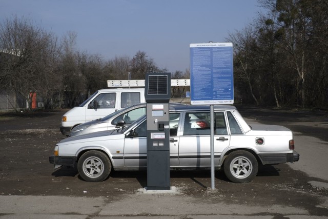 Strefa płatnego parkowania przy lodowisku Chwiałka w Poznaniu