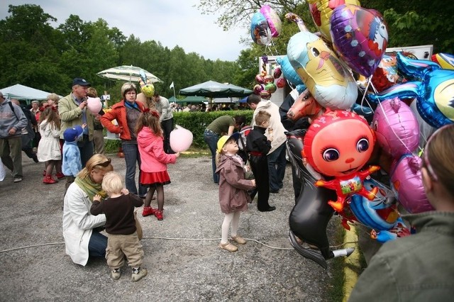 Dla najmłodszych uczestników imprezy przygotowano stragany z watą cukrową i balonami.