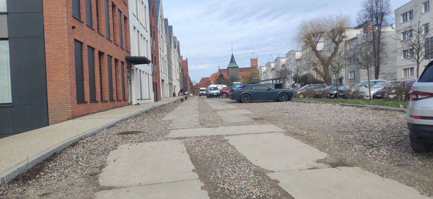 Stare Miasto w Malborku pełne nowych samochodów. Jak rozwiązać problem z parkowaniem na blokowisku przy zamku?