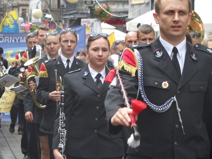 Parada ulicą Wolności w Chorzowie