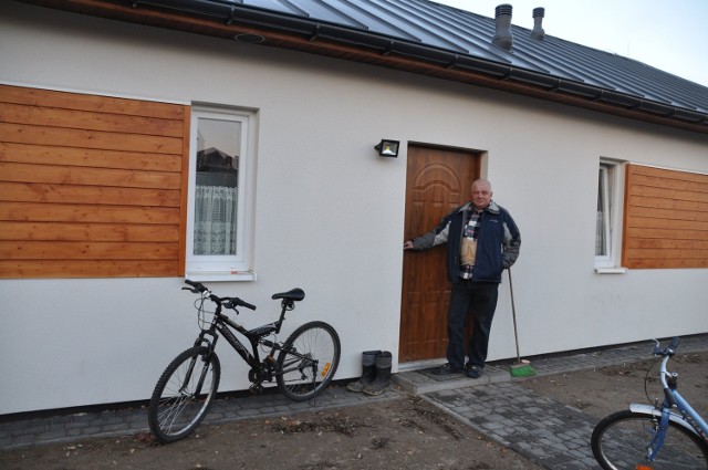 Grzegorz Kolke z Szydłowca prezentuje nowy dom. Razem z dziećmi wprowadził się do niego 7 października.