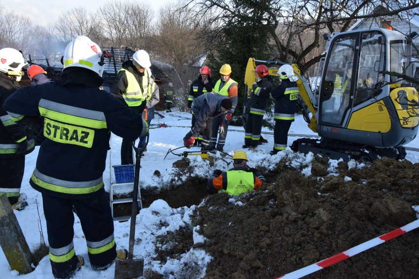 Dominikowice. Wybuch gazu rozsadził budynek. Poparzonego 53-latka zabrał śmigłowiec  [ZDJĘCIA] [WIDEO]