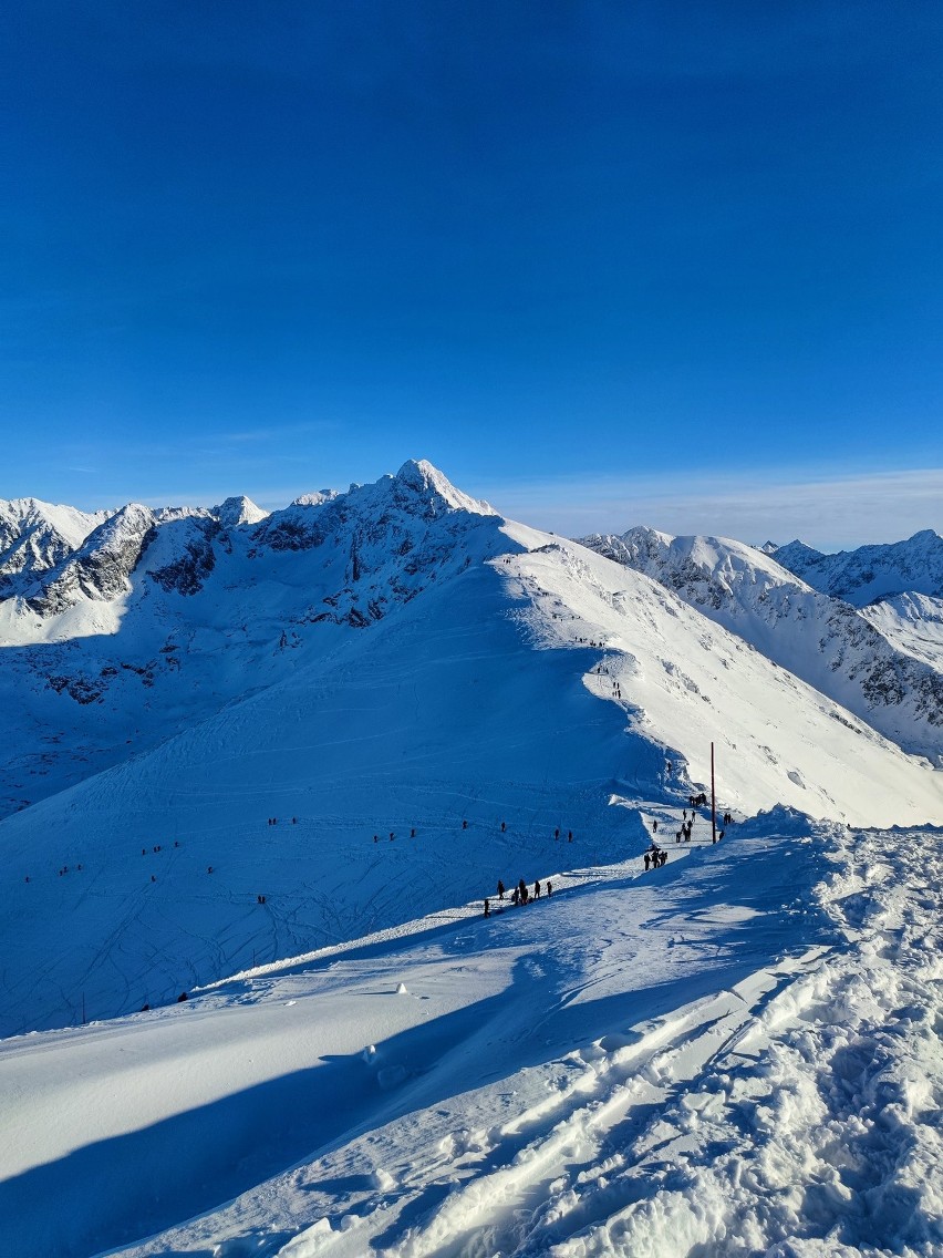 Tatry. Piękna pogoda, mróz i sporo turystów. Kto da radę, rusza teraz na Kasprowy Wierch 