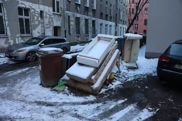 Podwórko przy ul. Komuny Paryskiej 94A mierzy się z szeregiem problemów: dziurawą nawierzchnią, zalegającymi odpadami wielkogabarytowymi.