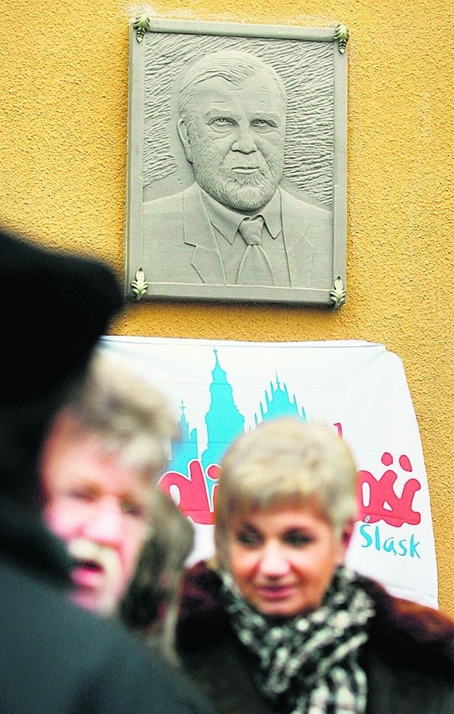 W grudniu 2009 roku odsłonięto pamiątkową tablicę Piotra Bednarza