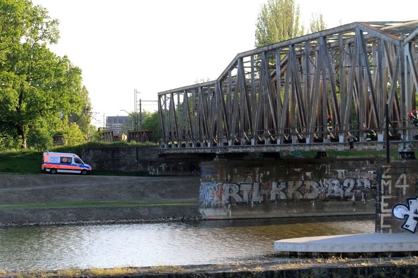 Wrocław: Groził, że skoczy do Odry z mostu kolejowego (ZDJĘCIA)
