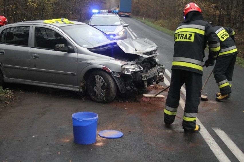 Wypadek na trasie z Sulmierzyc do Krotoszyna. Wszystko przez dziurę w jezdni [ZDJĘCIA]