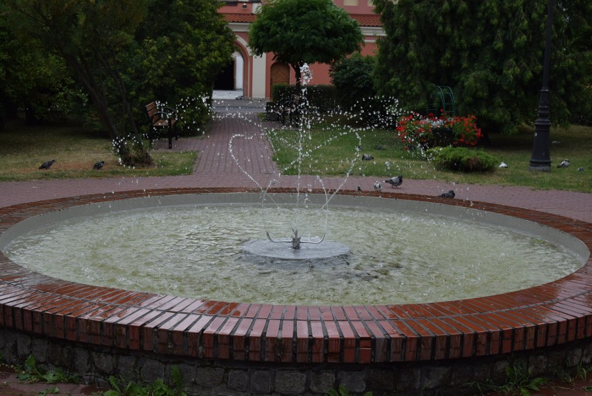 Ostrołęckie fontanny – w parku i przed klasztorem - po liftingu [ZDJĘCIA]