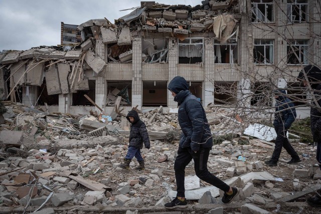 Mariupol jest ostrzeliwany przez Rosjan. Ich rakiety niszczą cywilne osiedla i zabijają niewinnych ludzi