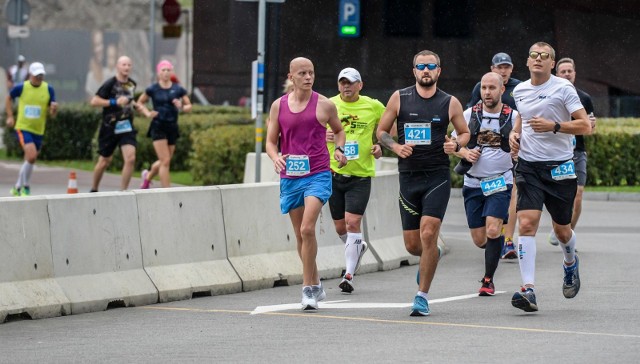 Zawodnicy na trasie Półmaratonu Gdańsk (4.10.2020)