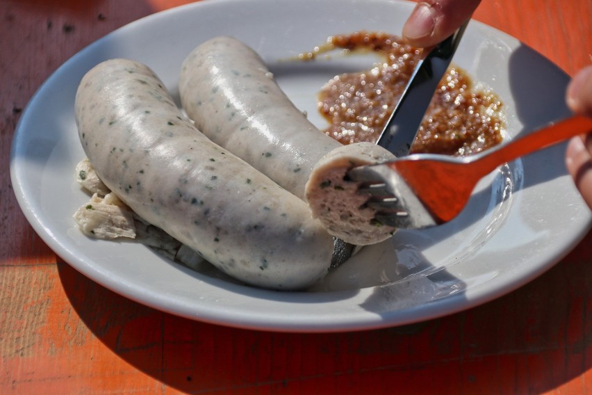 100 g białej kiełbasy: 250-300 kcal (jedna biała kiełbasa...