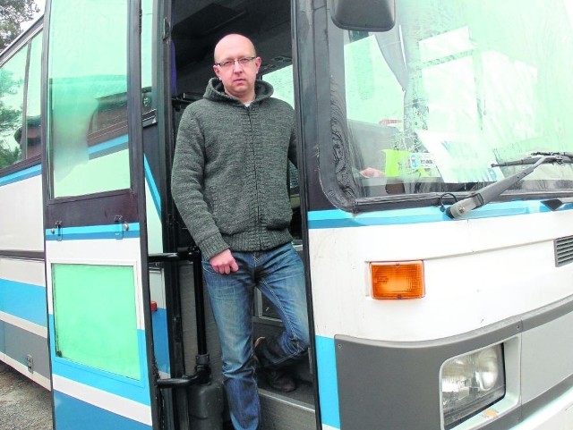 Tomasz Guzik z Urzędu Gminy w Zatorze przy autobusie, który zostanie niebawem oklejony i ruszy w trasę. Cennik biletów nie jest jeszcze znany. Urząd chce wprowadzić kursy m.in. do Andrychowa