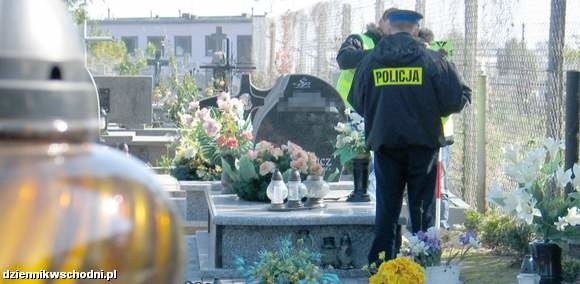 Policja wczoraj przez cały dzień zbierała ślady zbrodni na cmentarzu