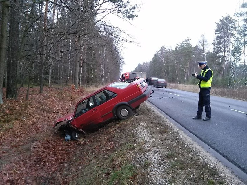25-letni kierowca volkswagena został odwieziony do szpitala.