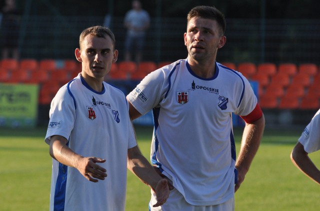Łukasz Ganowicz (z prawej) pod nieobecność Rafała Niziołka (z lewej) znów będzie kapitanem kluczborskiej drużyny.