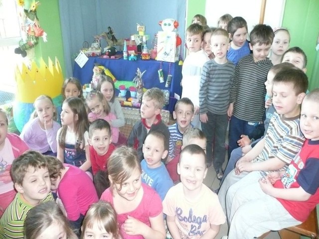 Przedszkolaki z "Wesołych Serduszek" na tel wystawy z "Eko-zabawkami"