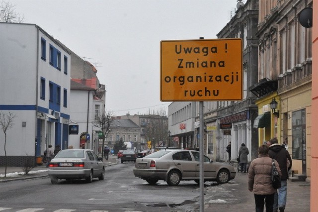 Na ulicach dojazdowych do przyszłego ronda - jak np. na Sikorskiego - ustawiono tablice informujące o utrudnieniach i zachęcające do ostrożnej jazdy