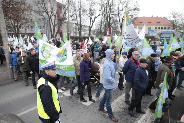 Winów pyta, czy nie straci na przyłączeniu do OpolaPodopolskie wsie nie zgadzają się na przyłączenie do miasta. Organizują protesty, m.in. mieszkańcy Czarnowąsów w Gminie Dobrzeń Wielki blokowali drogę wojewódzką Opole-Namysłów.