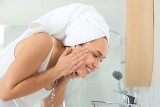 Mycie twarzy rano – tak czy nie? Czy mycie twarzy wodą to dobre rozwiązanie? Sprawdź, kiedy nie jest konieczne poranne oczyszczanie cery!