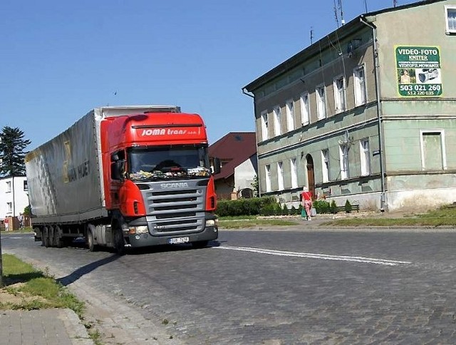 Ulica Chojnicka, ale i Starogardzka wymagają natychmiastowego remontu. Ciężarówki przejeżdżające po bruku są przekleństwem dla mieszkańców 