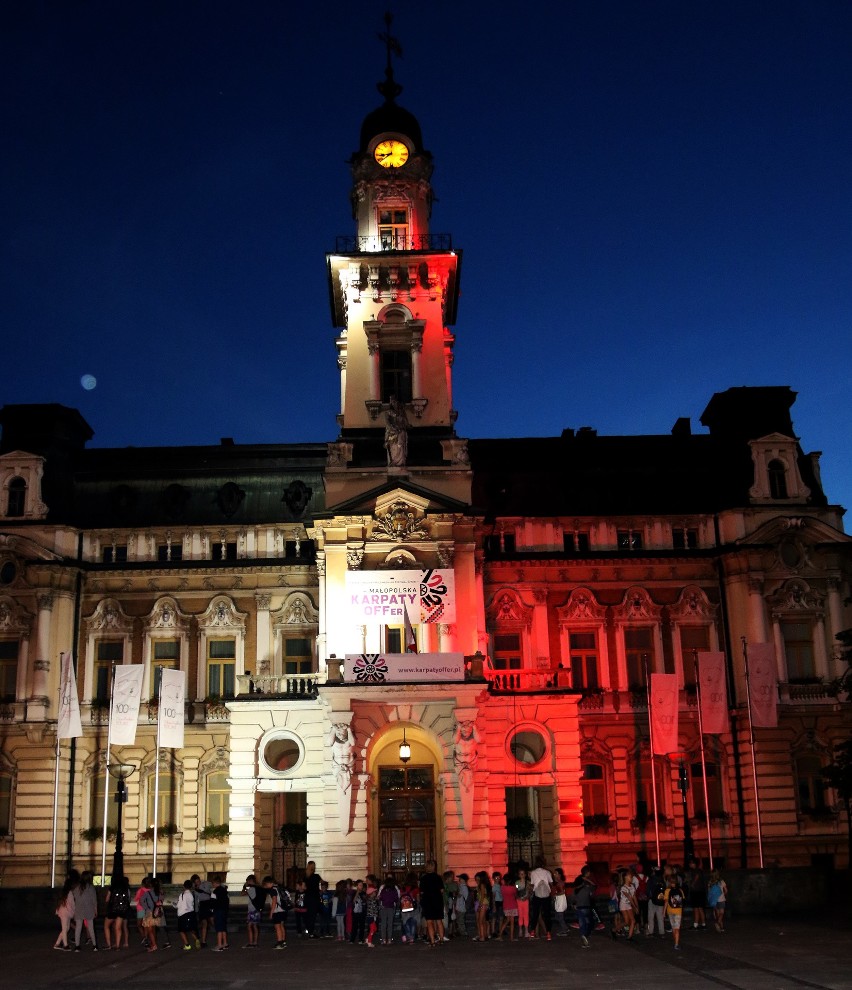 Nowy Sącz. Ratusz przystroił się w narodowe barwy na 100-lecie niepodległosci Polski