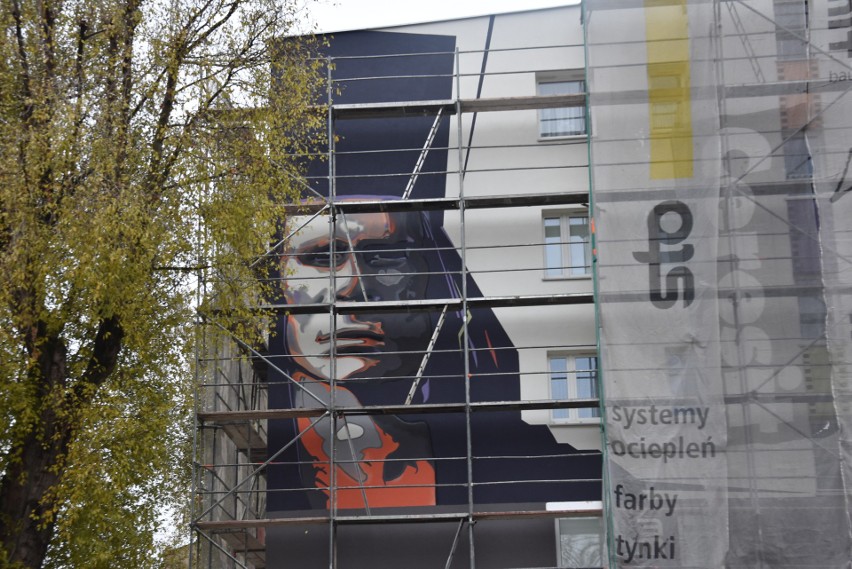 Mural Marka Perepeczki i jego ławeczka w Częstochowie