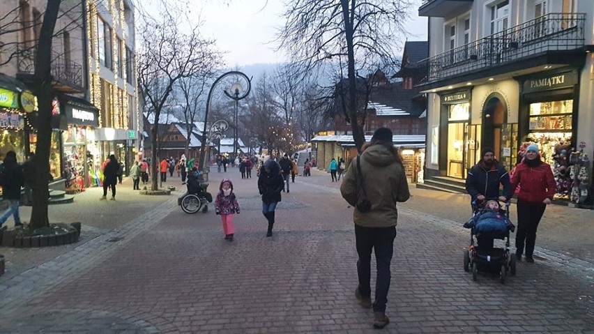 Zakopane. Góralski deptak świeci pustkami - wszyscy odpoczywają po długim weekendzie. Niebawem miasto znów czeka najazd 