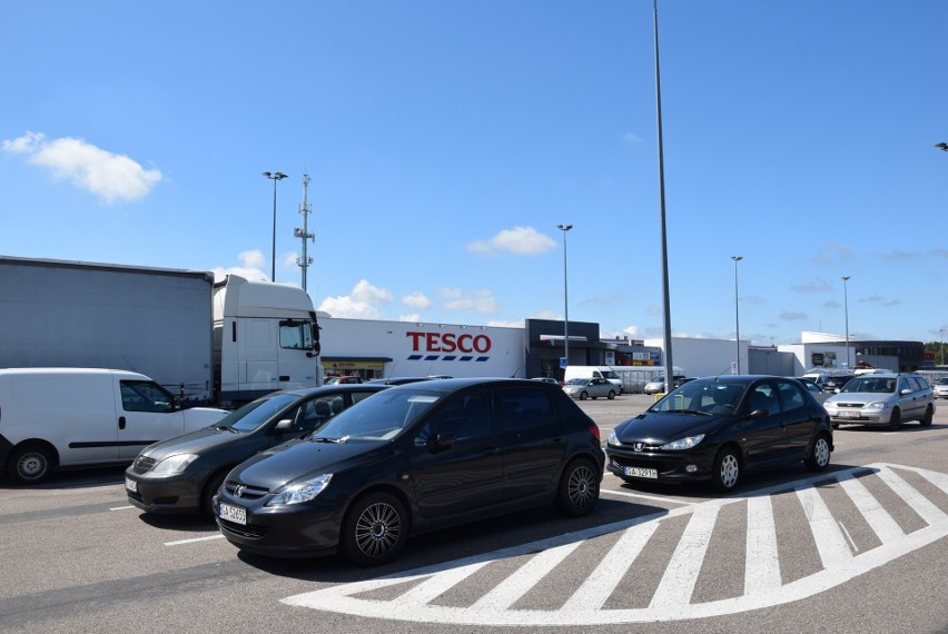 To właśnie na tym parkingu dochodzi do kradzieży.