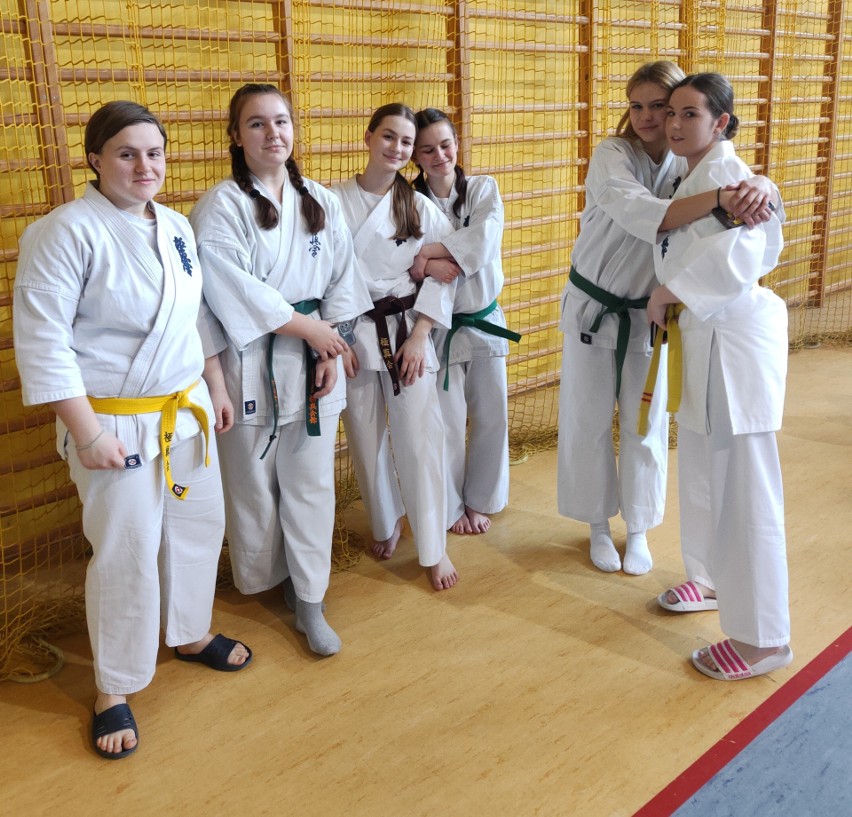Tarnobrzescy karatecy przywieźli z Dębicy 12 pucharów