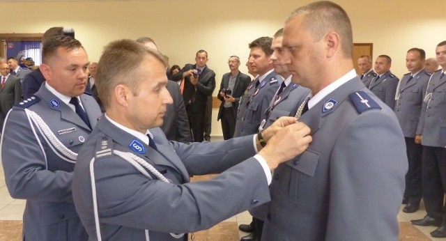 Młodszy aspirant Sławomir Gumulski został odznaczony przez zastępcę komendanta wojewódzkiego policji inspektora Zbigniewa  Kotarskiego odznaką &#8222;Zasłużony Policjant&#8221;.
