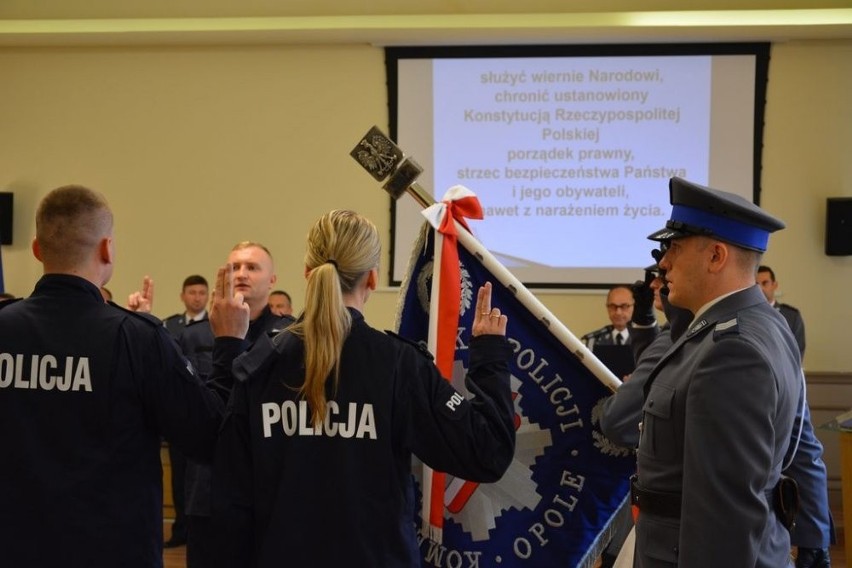 Nowi policjanci w opolskim garnizonie złożyli ślubowanie w komendzie wojewódzkiej w Opolu