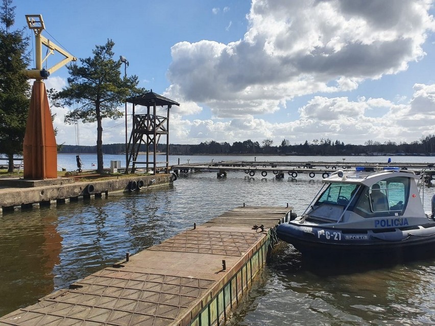 W weekend dwaj mężczyźni postanowili przyjechać nad wodę i...