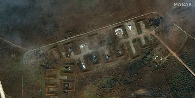 Zdjęcia satelitarne pokazujące bazę lotniczą Saki na Krymie