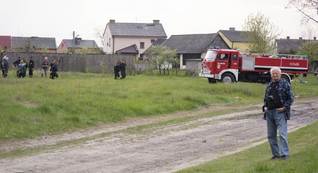 Na potrzeby filmu Ochotnicza Straż Pożarna w Sobkowie symulowała akcję gaśniczą, która wywołała spore zainteresowanie mieszkańców. Z prawej strony Stanisław Janicki.